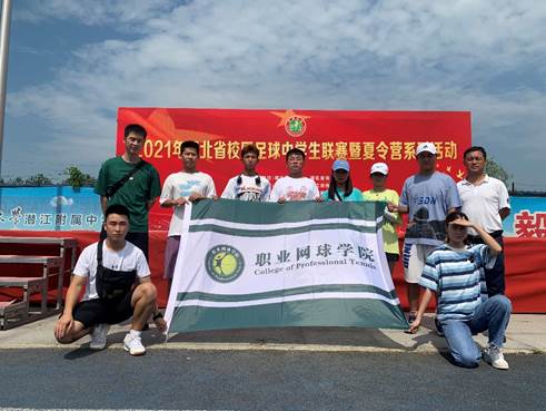 图片包含 户外, 人, 男人, 站  描述已自动生成